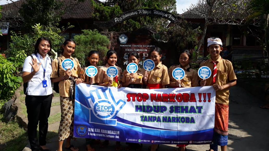 Sosialisasi Bahaya Narkoba Melalui Tatap Muka Langsung di SMP N 5 Amlapura Sosialisasi Bahaya Narkoba Melalui Tatap Muka Langsung di SMP N 5 Amlapura