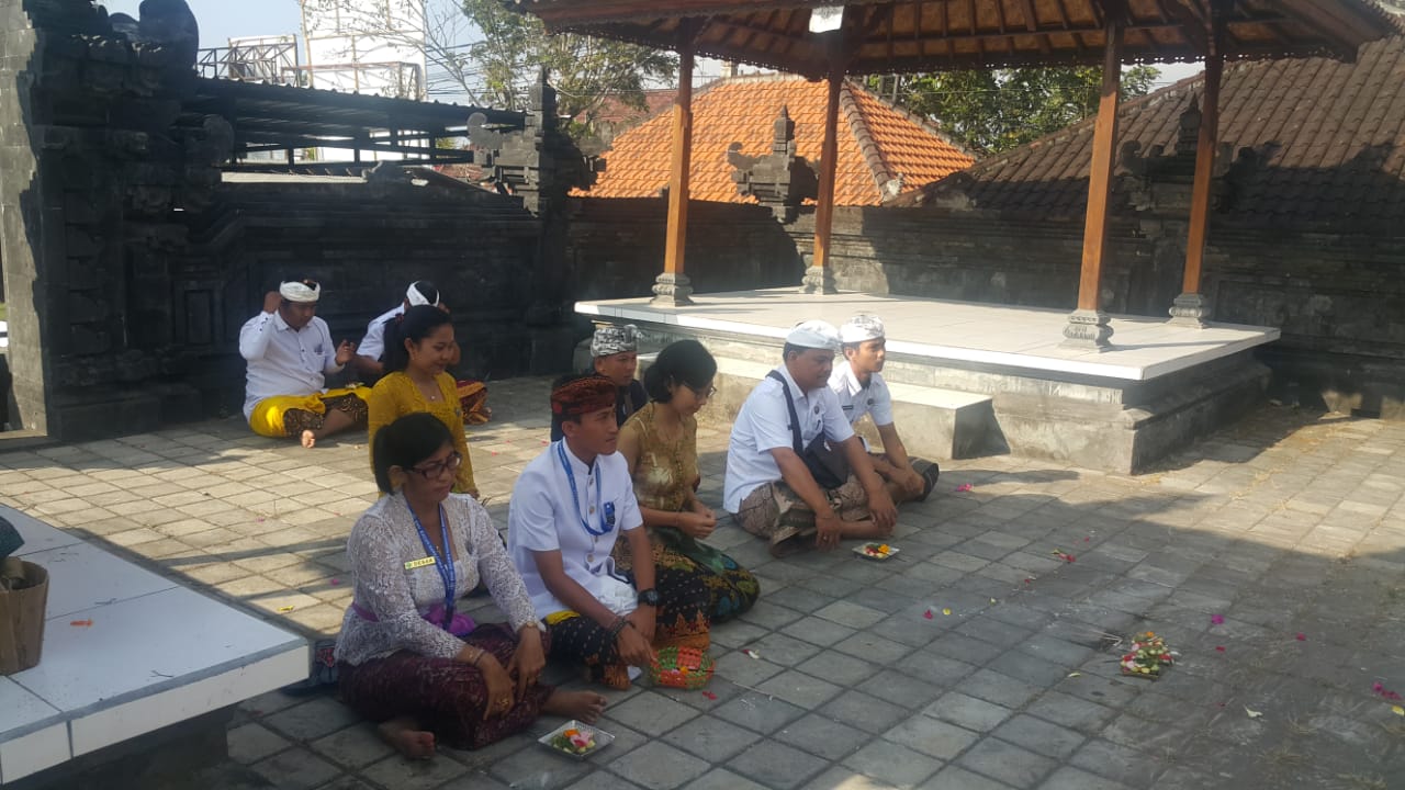 Persembahyangan Bersama Rahina Purnama Sasih Karo ring Pura Padmasana Persembahyangan Bersama Rahina Purnama Sasih Karo ring Pura Padmasana