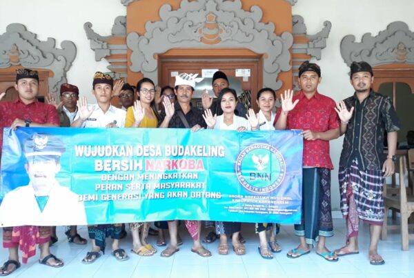 Sosialisasi bahaya narkoba melalui pemasangan spanduk di Kantor Perbekel Budakeling