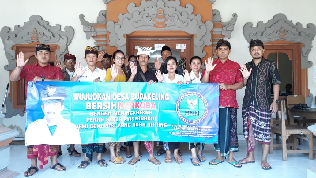 Sosialisasi bahaya narkoba melalui pemasangan spanduk di Kantor Perbekel Budakeling Sosialisasi bahaya narkoba melalui pemasangan spanduk di Kantor Perbekel Budakeling