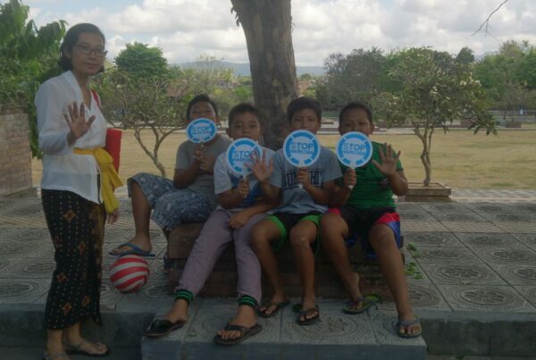 Deseminasi Sosialisasi Informasi P4GN terhadap anak-anak yang sedang bermain agar bebas dari Peredaran Gelap Narkoba di Taman Budaya Amlapura