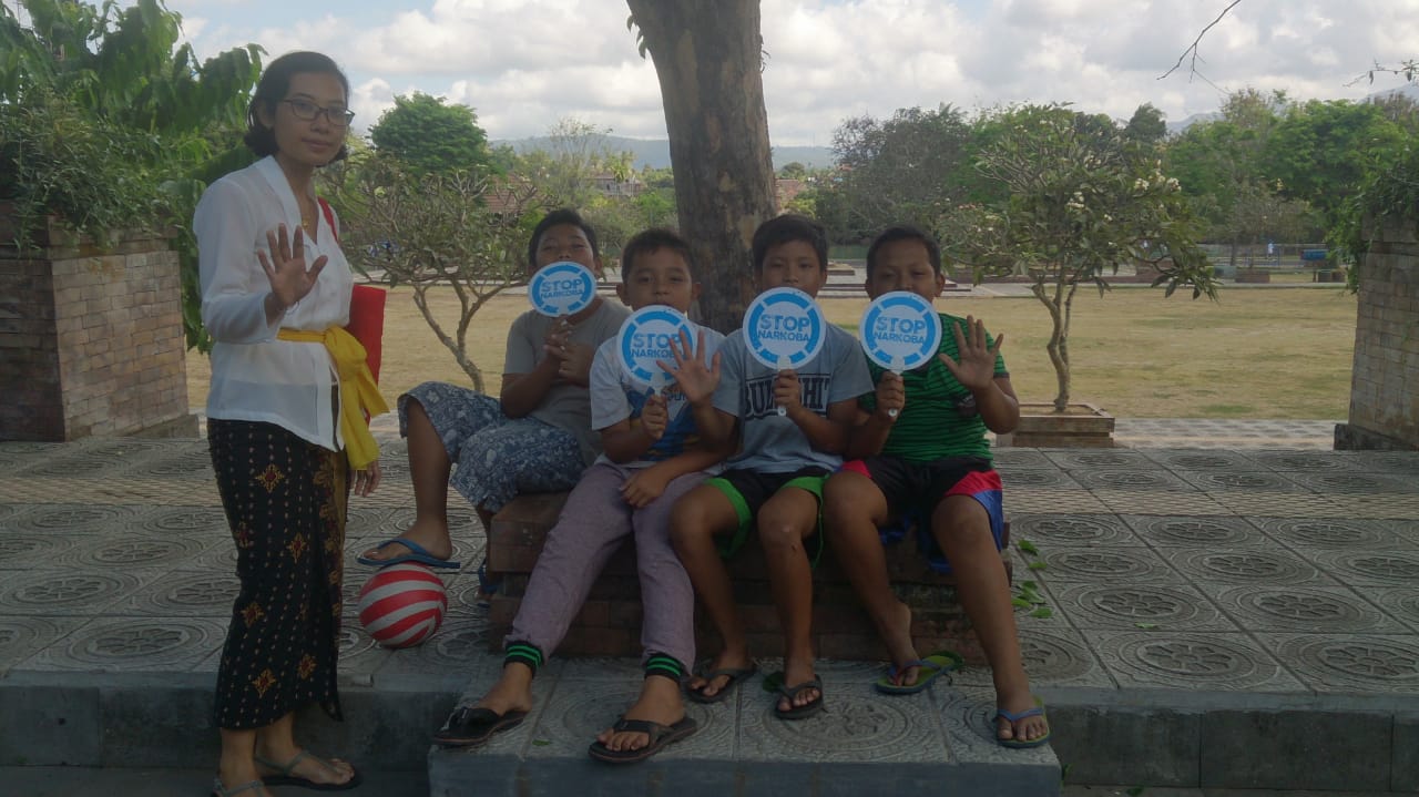 Deseminasi Sosialisasi Informasi P4GN terhadap anak-anak yang sedang bermain agar bebas dari Peredaran Gelap Narkoba di Taman Budaya Amlapura