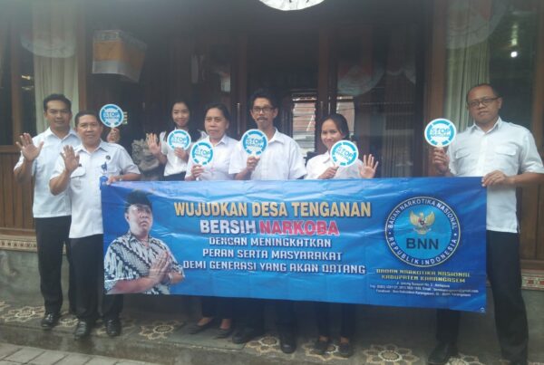 Sosialisasi bahaya narkoba melalui pemasangan spanduk di Kantor Perbekel Desa Tenganan
