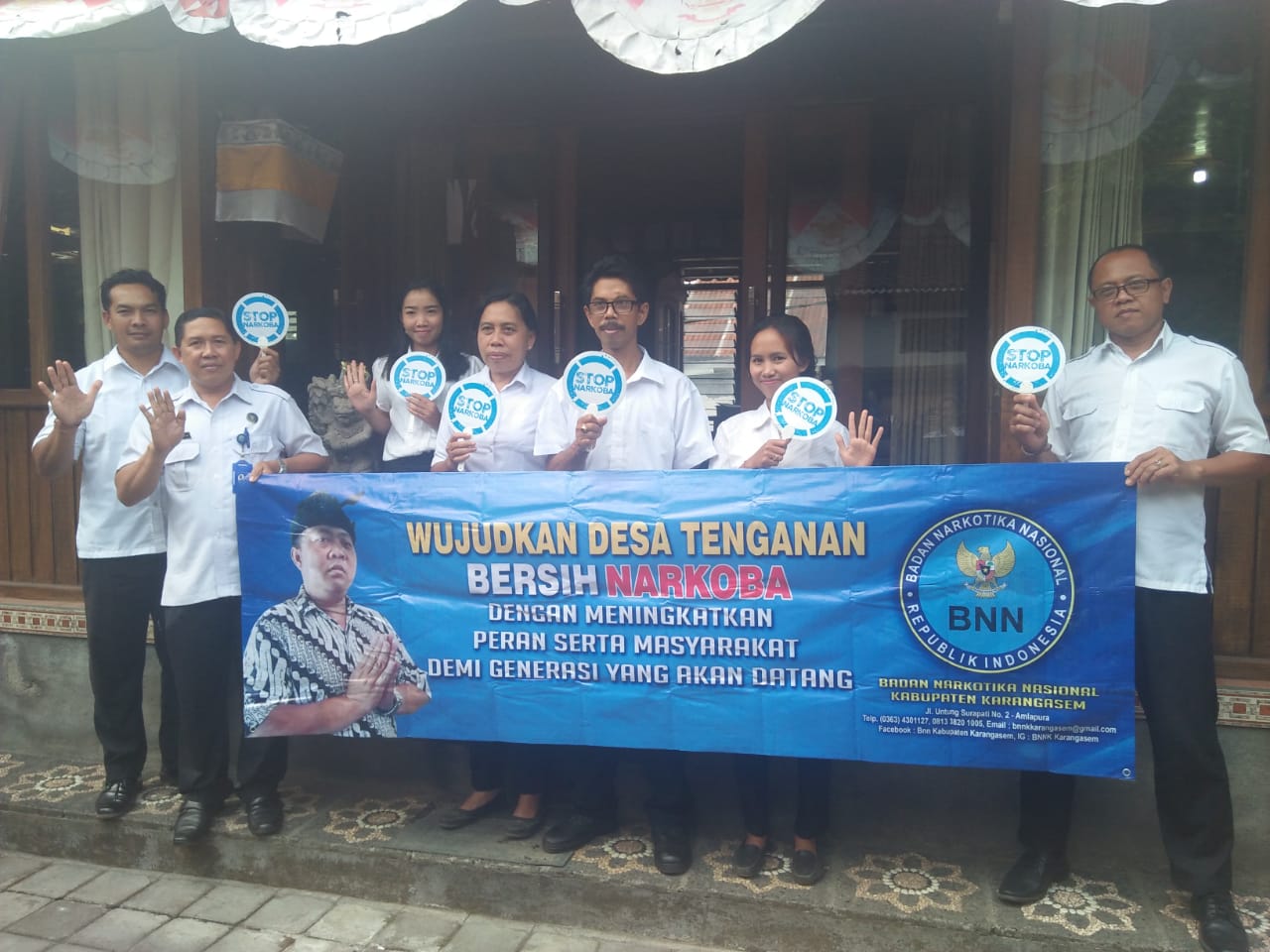 Sosialisasi bahaya narkoba melalui pemasangan spanduk di Kantor Perbekel Desa Tenganan