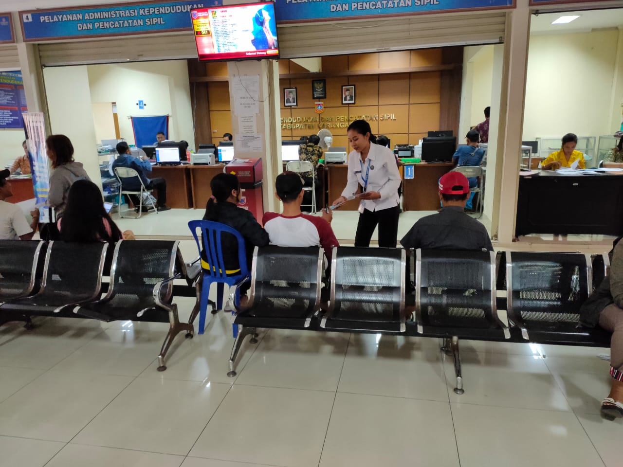 Diseminasi Informasi P4GN melalui Penyebaran Brosur kepada masyarakat umum guna untuk mewujudkan bebas dari peredaran Narkoba Diseminasi Informasi P4GN melalui Penyebaran Brosur kepada masyarakat umum guna untuk mewujudkan bebas dari peredaran Narkoba
