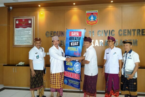 Sosialisasi bahaya narkoba melalui Penyerahan X-Banner di Dinas Penanaman Modal dan Pelayanan Terpadu Satu Pintu