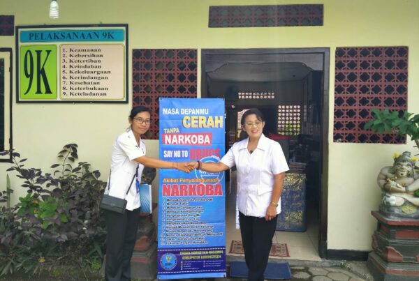 Sosialisasi bahaya narkoba melalui Penyerahan X-Banner di Ruang Kepala Sekolah SMK WWG Amlapura Sosialisasi bahaya narkoba melalui Penyerahan X-Banner di Ruang Kepala Sekolah SMK WWG Amlapura