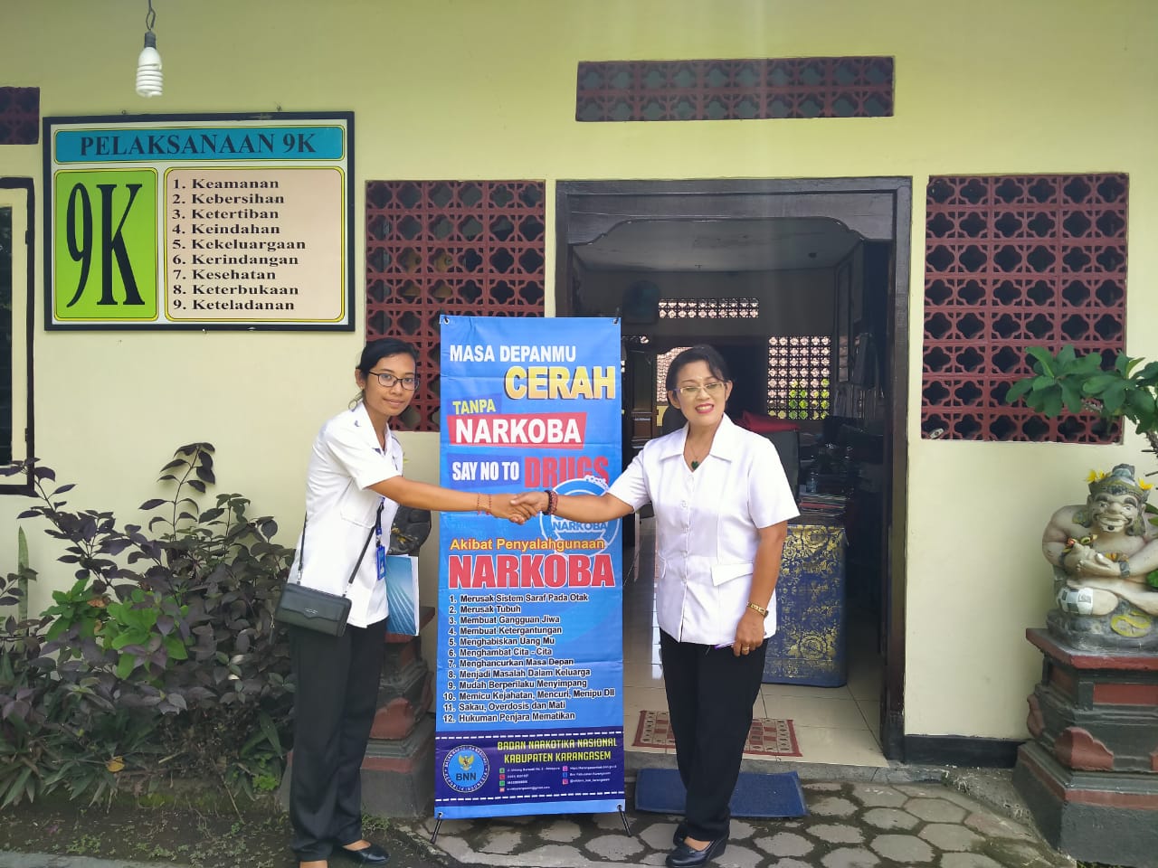 Sosialisasi bahaya narkoba melalui Penyerahan X-Banner di Ruang Kepala Sekolah SMK WWG Amlapura Sosialisasi bahaya narkoba melalui Penyerahan X-Banner di Ruang Kepala Sekolah SMK WWG Amlapura