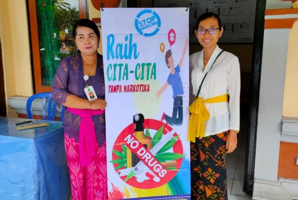 Sosialisasi bahaya narkoba melalui Penyerahan X-Banner di SMP N 2 Abang