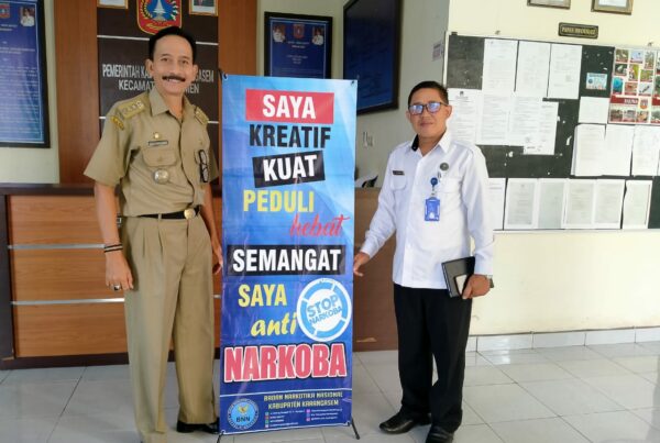 Sosialisasi bahaya narkoba melalui Penyerahan X-Banner di Kecamatan Sidemen
