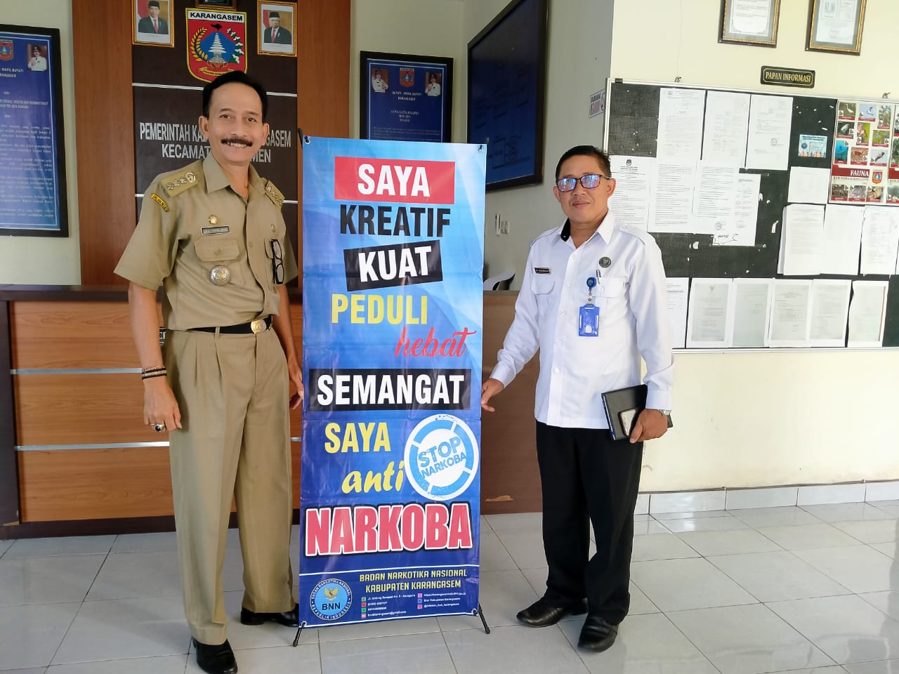 Sosialisasi bahaya narkoba melalui Penyerahan X-Banner di Kecamatan Sidemen Sosialisasi bahaya narkoba melalui Penyerahan X-Banner di Kecamatan Sidemen