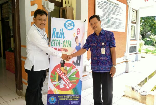 Sosialisasi bahaya narkoba melalui Penyerahan X-Banner di SMP N 2 Manggis