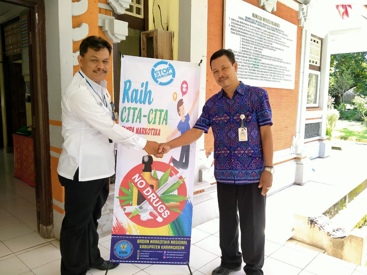Sosialisasi bahaya narkoba melalui Penyerahan X-Banner di SMP N 2 Manggis Sosialisasi bahaya narkoba melalui Penyerahan X-Banner di SMP N 2 Manggis