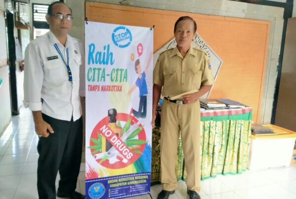 Sosialisasi bahaya narkoba melalui Penyerahan X-Banner di SMP N 1 Sidemen