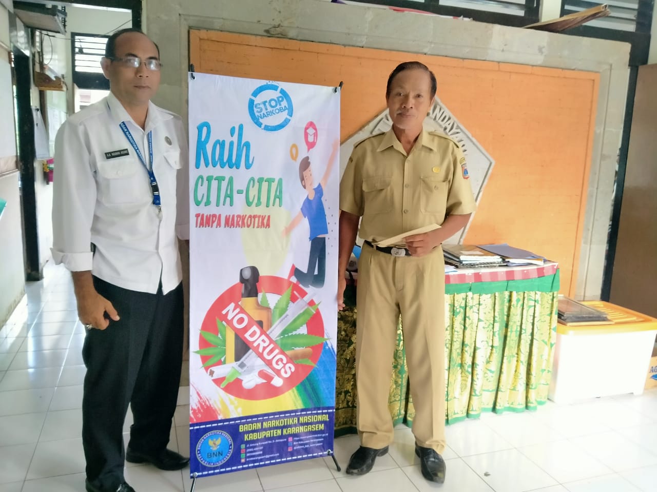 Sosialisasi bahaya narkoba melalui Penyerahan X-Banner di SMP N 1 Sidemen Sosialisasi bahaya narkoba melalui Penyerahan X-Banner di SMP N 1 Sidemen