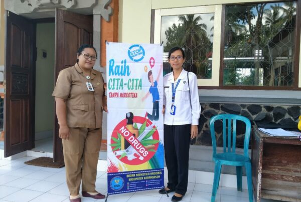 Sosialisasi bahaya narkoba melalui Penyerahan X-Banner di SMP N 1 Selat