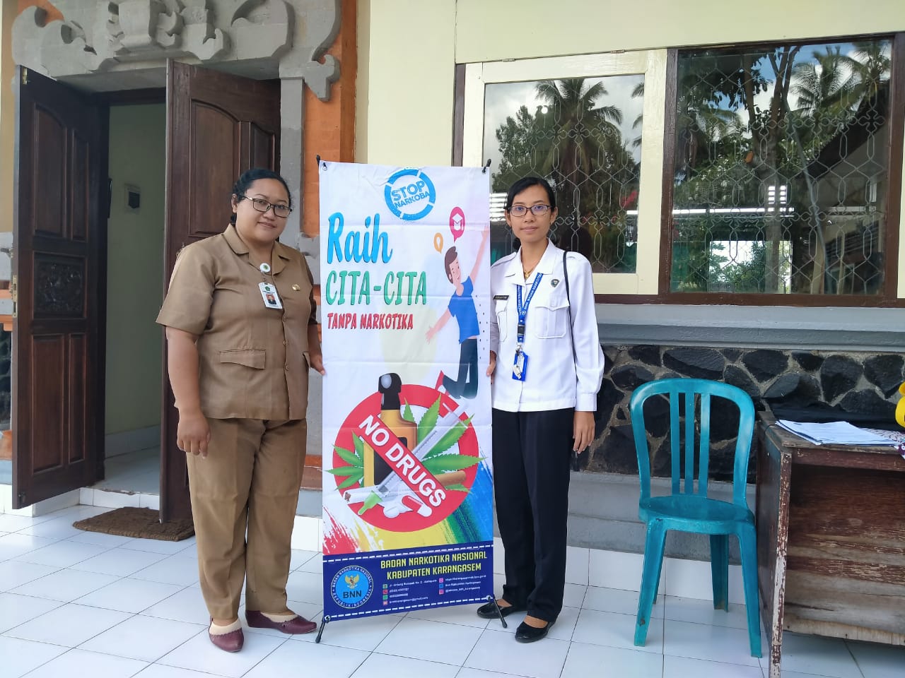 Sosialisasi bahaya narkoba melalui Penyerahan X-Banner di SMP N 1 Selat Sosialisasi bahaya narkoba melalui Penyerahan X-Banner di SMP N 1 Selat