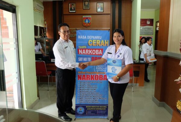 Sosialisasi bahaya narkoba melalui Penyerahan X-Banner di Dinas Kesehatan Kab. Karangasem