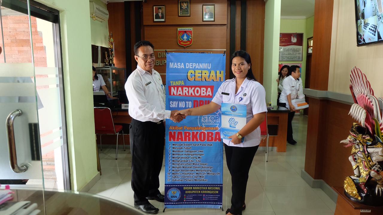 Sosialisasi bahaya narkoba melalui Penyerahan X-Banner di Dinas Kesehatan Kab. Karangasem Sosialisasi bahaya narkoba melalui Penyerahan X-Banner di Dinas Kesehatan Kab. Karangasem