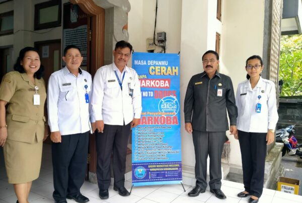 Sosialisasi bahaya narkoba melalui Penyerahan X-Banner di Dinas Pariwisata Kab. Karangasem Sosialisasi bahaya narkoba melalui Penyerahan X-Banner di Dinas Pariwisata Kab. Karangasem