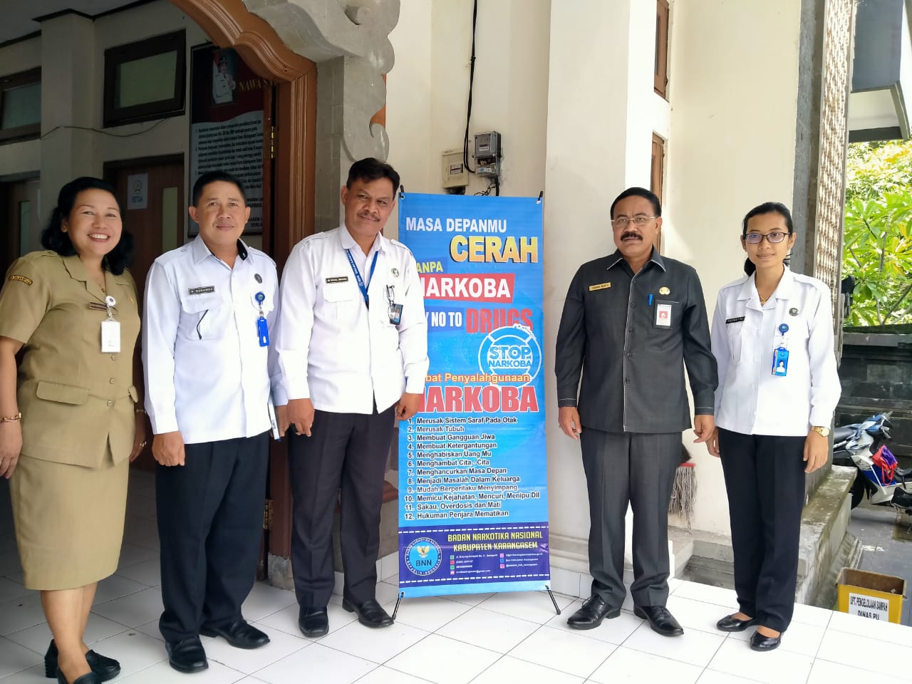 Sosialisasi bahaya narkoba melalui Penyerahan X-Banner di Dinas Pariwisata Kab. Karangasem Sosialisasi bahaya narkoba melalui Penyerahan X-Banner di Dinas Pariwisata Kab. Karangasem