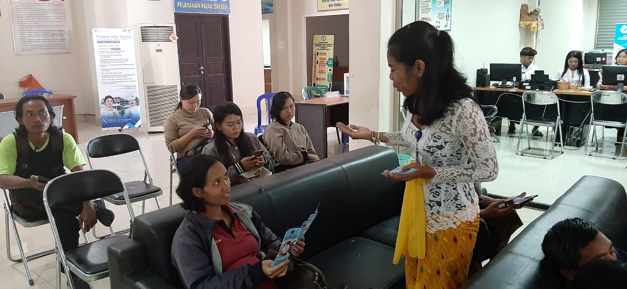 Diseminasi Informasi P4GN melalui Penyebaran Brosur Diseminasi Informasi P4GN melalui Penyebaran Brosur