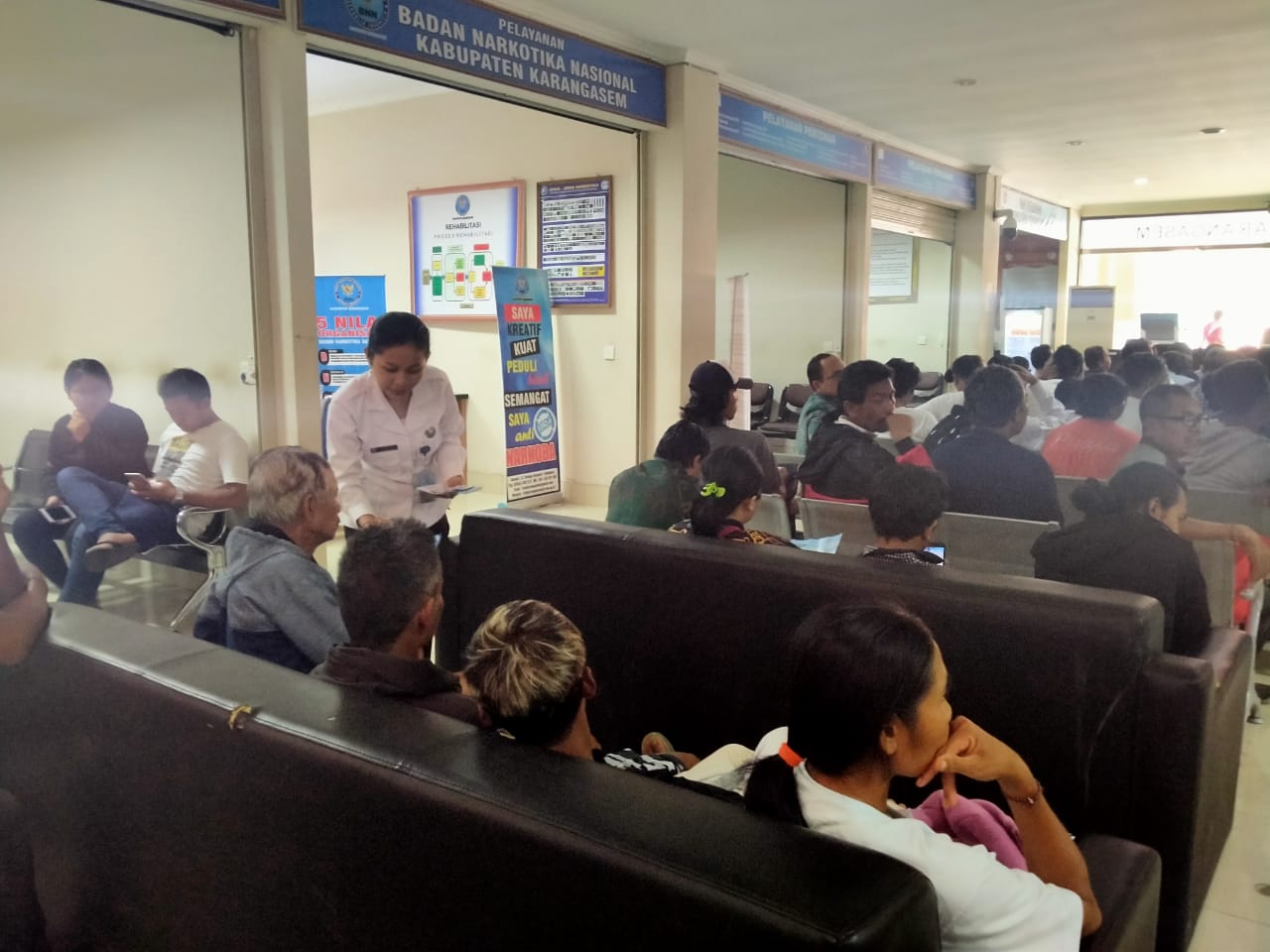 Diseminasi Informasi P4GN melalui Penyebaran Brosur kepada masyarakat umum guna untuk mewujudkan bebas dari peredaran Narkoba Diseminasi Informasi P4GN melalui Penyebaran Brosur kepada masyarakat umum guna untuk mewujudkan bebas dari peredaran Narkoba