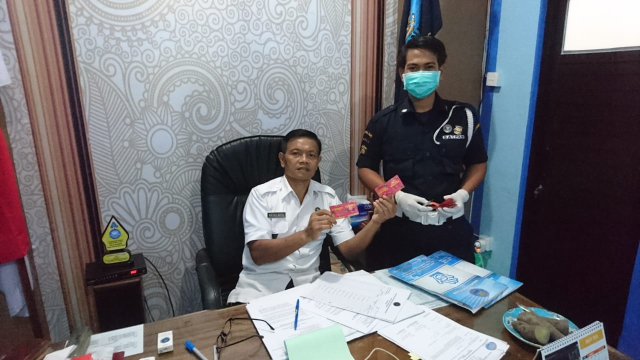 Pembagian Vitamin Kepada Personil BNNK Karangasem Pembagian Vitamin Kepada Personil BNNK Karangasem