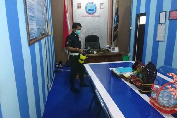 Langkah Pencegahan Penyebaran Virus Covid-19 melalui Penyemprotan Desinfektan di Lingkungan BNNK Karangasem