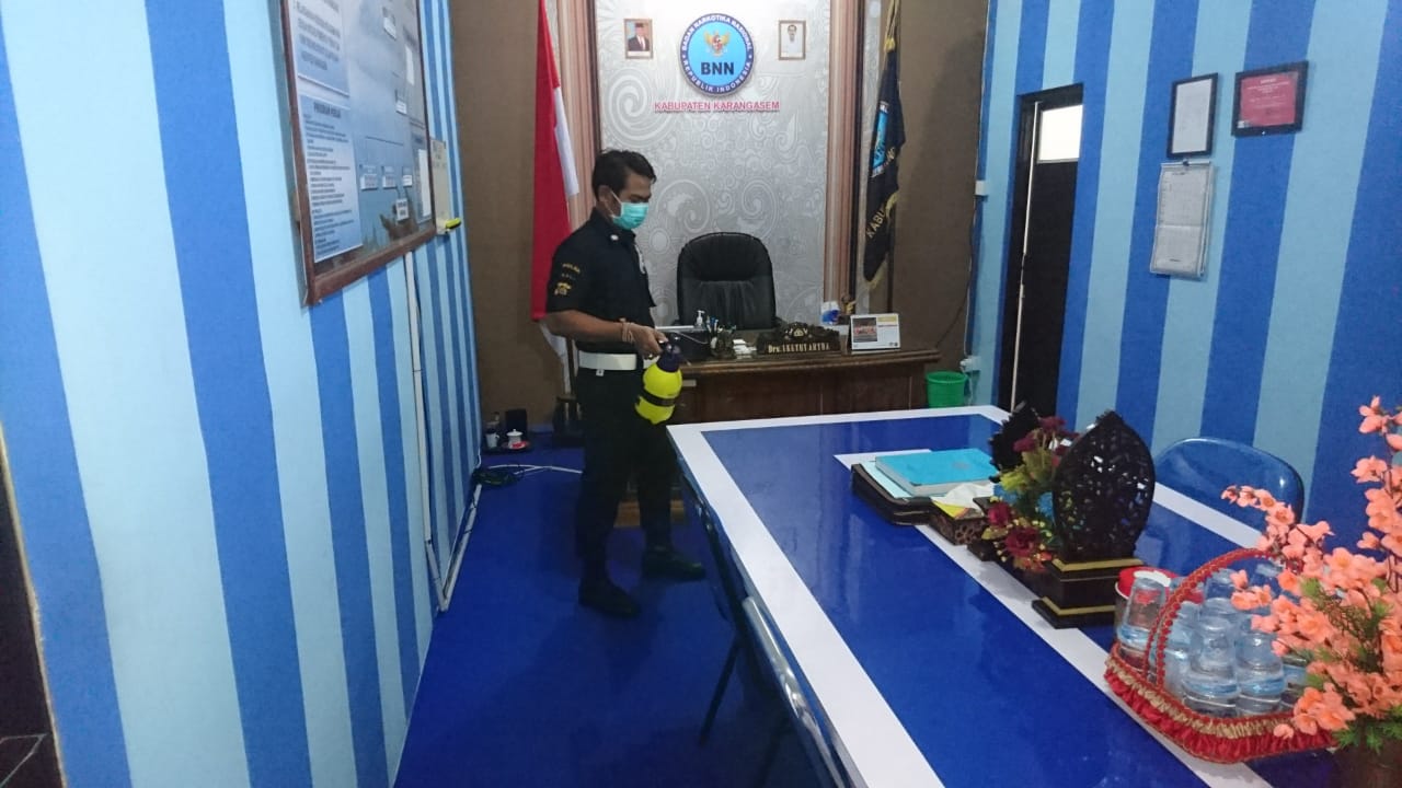 Langkah Pencegahan Penyebaran Virus Covid-19 melalui Penyemprotan Desinfektan di Lingkungan BNNK Karangasem Langkah Pencegahan Penyebaran Virus Covid-19 melalui Penyemprotan Desinfektan di Lingkungan BNNK Karangasem