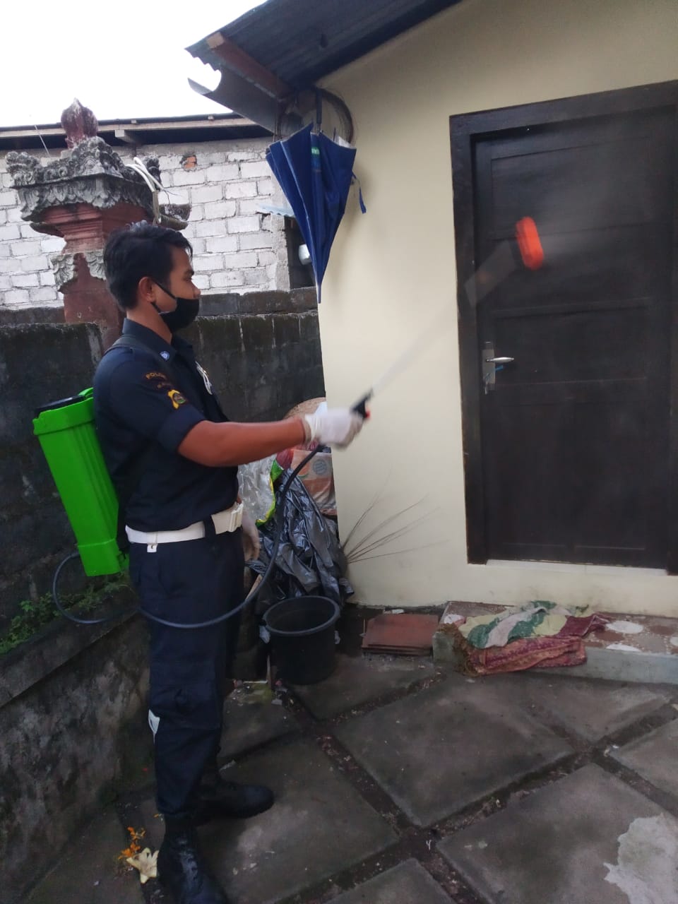Langkah Pencegahan Penyebaran Virus Covid-19 melalui Penyemprotan Desinfektan. Langkah Pencegahan Penyebaran Virus Covid-19 melalui Penyemprotan Desinfektan.