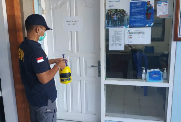 Langkah Pencegahan Penyebaran Virus Covid-19 melalui Penyemprotan Desinfektan di Lingkungan BNNK Karangasem