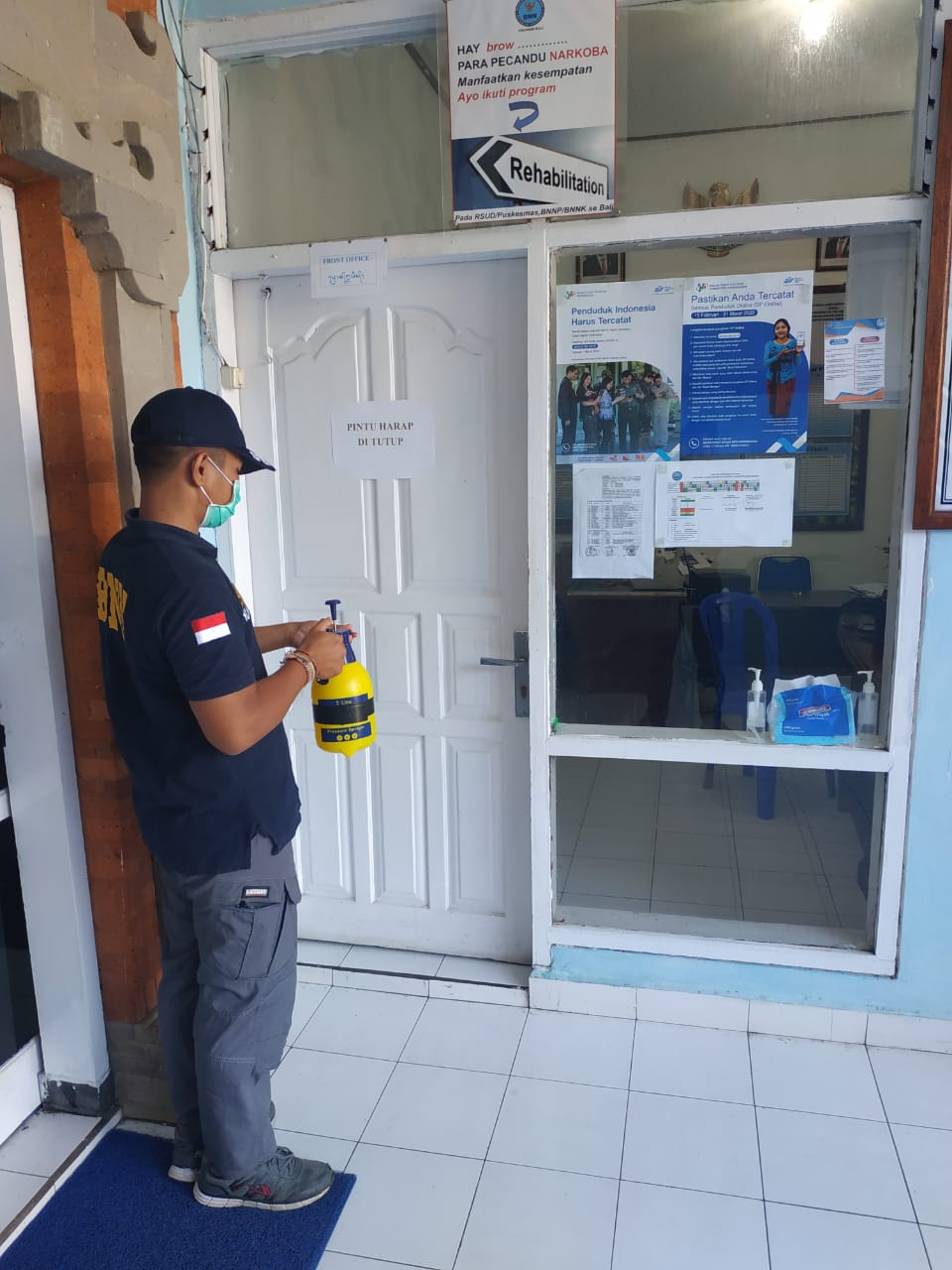 Langkah Pencegahan Penyebaran Virus Covid-19 melalui Penyemprotan Desinfektan di Lingkungan BNNK Karangasem Langkah Pencegahan Penyebaran Virus Covid-19 melalui Penyemprotan Desinfektan di Lingkungan BNNK Karangasem