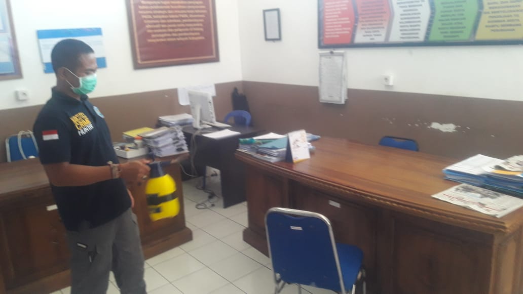 Langkah Pencegahan Penyebaran Virus Covid-19 melalui Penyemprotan Desinfektan di Lingkungan BNNK Karangasem Langkah Pencegahan Penyebaran Virus Covid-19 melalui Penyemprotan Desinfektan di Lingkungan BNNK Karangasem