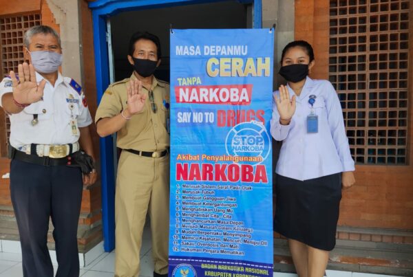 Sosialisasi bahaya narkoba melalui Penyerahan X-Banner di Dinas Perhubungan Kab. Karangasem Sosialisasi bahaya narkoba melalui Penyerahan X-Banner di Dinas Perhubungan Kab. Karangasem