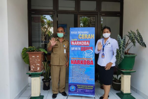 Sosialisasi bahaya narkoba melalui Penyerahan X-Banner di Dinas Perumahan dan Permukiman Kab. Karangasem Sosialisasi bahaya narkoba melalui Penyerahan X-Banner di Dinas Perumahan dan Permukiman Kab. Karangasem