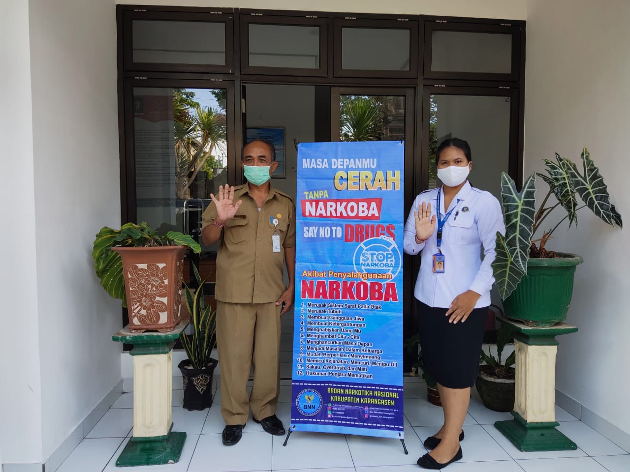 Sosialisasi bahaya narkoba melalui Penyerahan X-Banner di Dinas Perumahan dan Permukiman Kab. Karangasem Sosialisasi bahaya narkoba melalui Penyerahan X-Banner di Dinas Perumahan dan Permukiman Kab. Karangasem