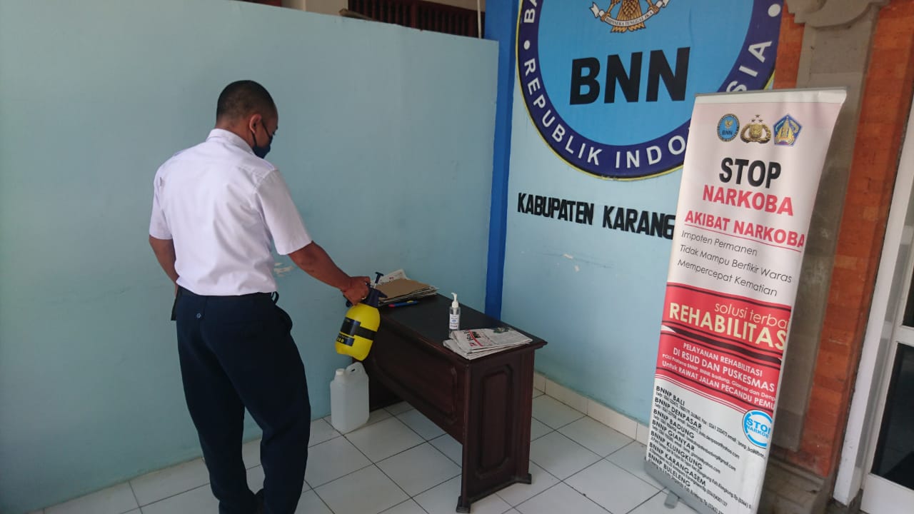 Langkah Pencegahan Penyebaran Virus Covid-19 melalui Penyemprotan Desinfektan di Lingkungan BNNK Karangasem Langkah Pencegahan Penyebaran Virus Covid-19 melalui Penyemprotan Desinfektan di Lingkungan BNNK Karangasem