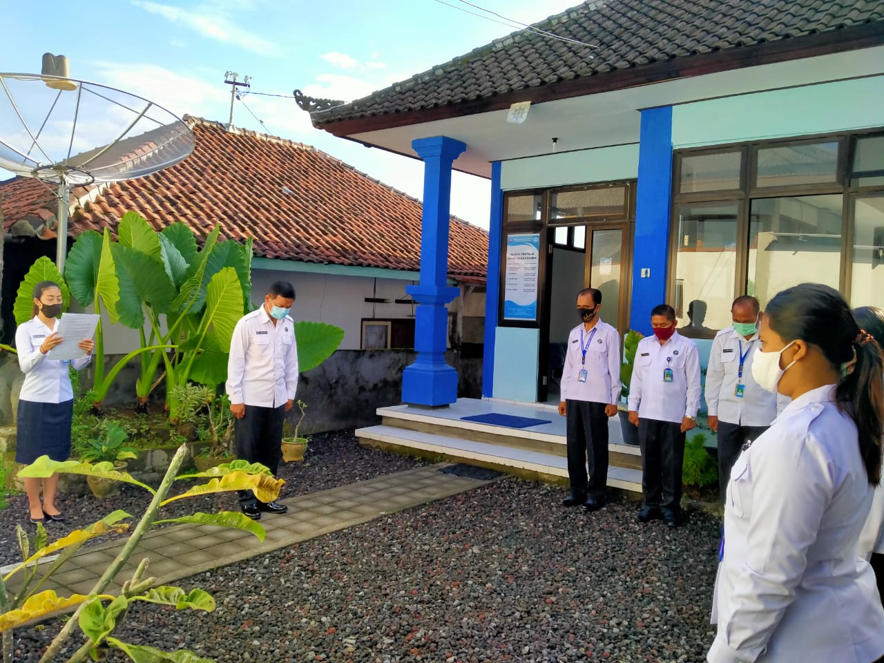 Langkah Pencegahan Penyebaran Virus Covid-19 melalui Penyemprotan Desinfektan di Lingkungan BNNK Karangasem Langkah Pencegahan Penyebaran Virus Covid-19 melalui Penyemprotan Desinfektan di Lingkungan BNNK Karangasem