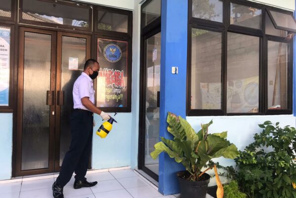Langkah Pencegahan Penyebaran Virus Covid-19 melalui Penyemprotan Desinfektan di Lingkungan BNNK Karangasem Langkah Pencegahan Penyebaran Virus Covid-19 melalui Penyemprotan Desinfektan di Lingkungan BNNK Karangasem