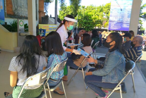 Sosialisasi Informasi P4GN melalui pembagian brosur dan selalu mengutamakan protokol kesehatan diMall Pelayanan Publik Kab. Karangasem