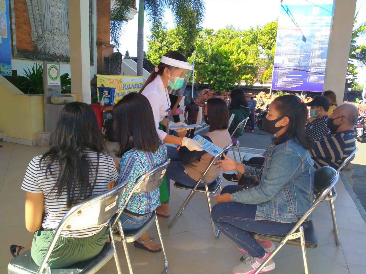 Sosialisasi Informasi P4GN melalui pembagian brosur dan selalu mengutamakan protokol kesehatan diMall Pelayanan Publik Kab. Karangasem Sosialisasi Informasi P4GN melalui pembagian brosur dan selalu mengutamakan protokol kesehatan diMall Pelayanan Publik Kab. Karangasem