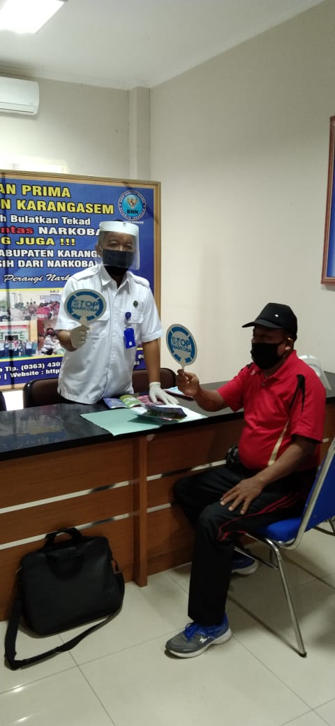 Diseminasi Informasi P4GN melalui Penyebaran Brosur kepada masyarakat umum guna untuk mewujudkan bebas dari peredaran Narkoba Diseminasi Informasi P4GN melalui Penyebaran Brosur kepada masyarakat umum guna untuk mewujudkan bebas dari peredaran Narkoba