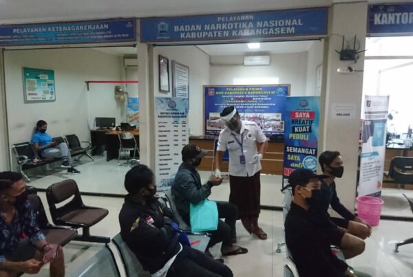 Sosialisasi Informasi P4GN melalui pembagian brosur dengan tetap mengutamakan protokol kesehatan Sosialisasi Informasi P4GN melalui pembagian brosur dengan tetap mengutamakan protokol kesehatan