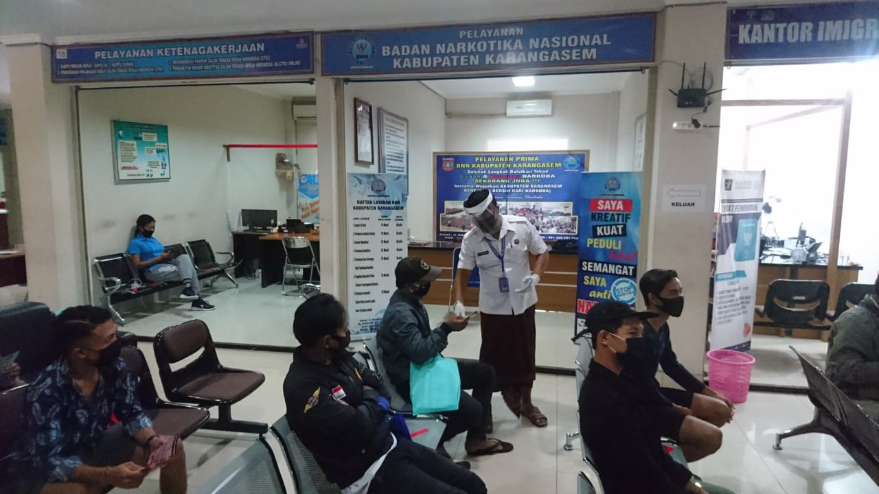 Sosialisasi Informasi P4GN melalui pembagian brosur dengan tetap mengutamakan protokol kesehatan Sosialisasi Informasi P4GN melalui pembagian brosur dengan tetap mengutamakan protokol kesehatan