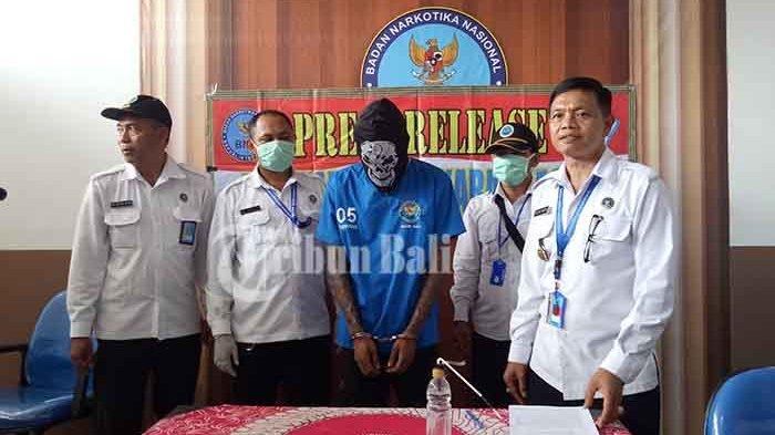 Nekat Konsumsi Sabu karena Stres Ditinggal Istri, Wayan Nata Ditangkap saat Nge-fly Nekat Konsumsi Sabu karena Stres Ditinggal Istri, Wayan Nata Ditangkap saat Nge-fly
