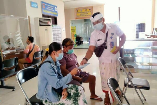 Sosialisasi P4GN melalui pembagian brosur di Mall Pelayanan Publik