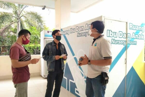 Sosialisasi P4GN melalui pembagian brosur di Mall Pelayanan Publik