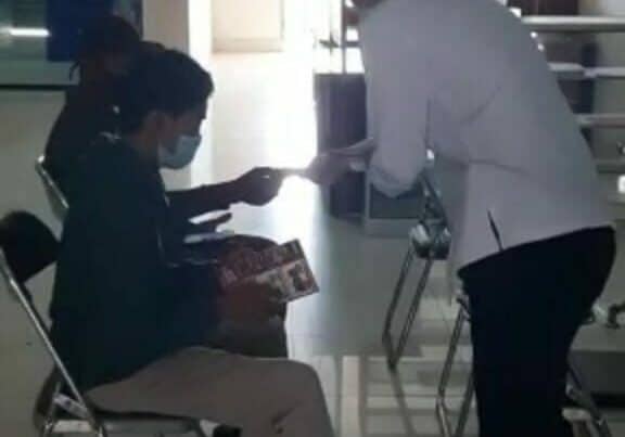 Sosialisasi P4GN melalui pembagian brosur di Mall Pelayanan Publik