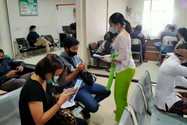 Sosialisasi P4GN melalui pembagian brosur di Mall Pelayanan Publik